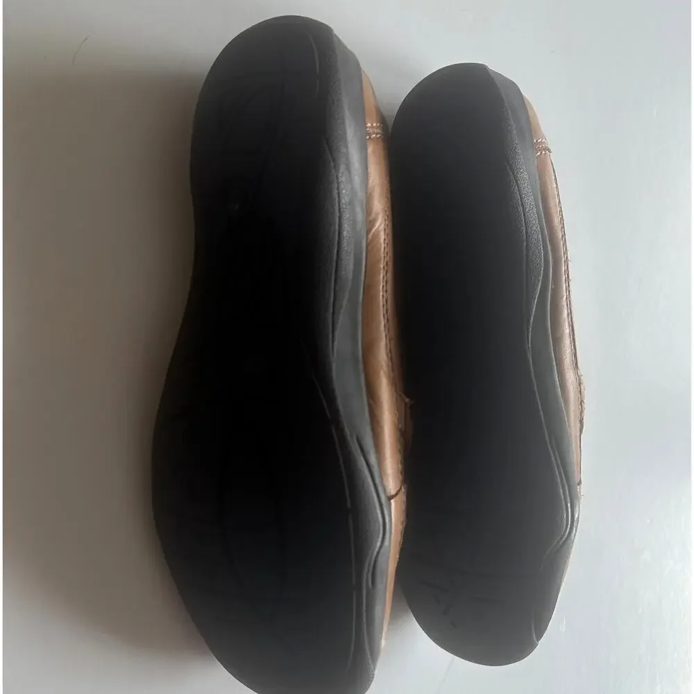 Clarks Artisan Tan Slip-On Loafers Womens Size 7.5 Leather Round Toe Brown Shoes